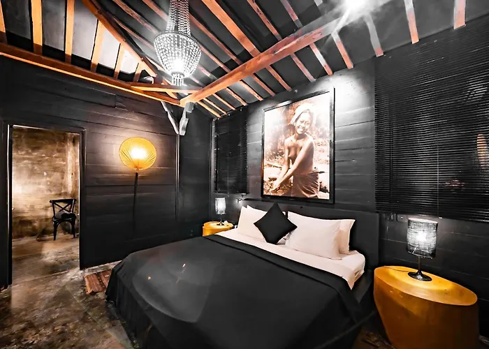 Black Serpent 3br With Jacuzzi In Villa