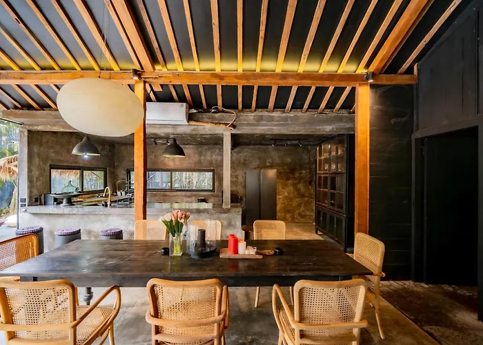 Black Serpent 3br With Jacuzzi In Villa *