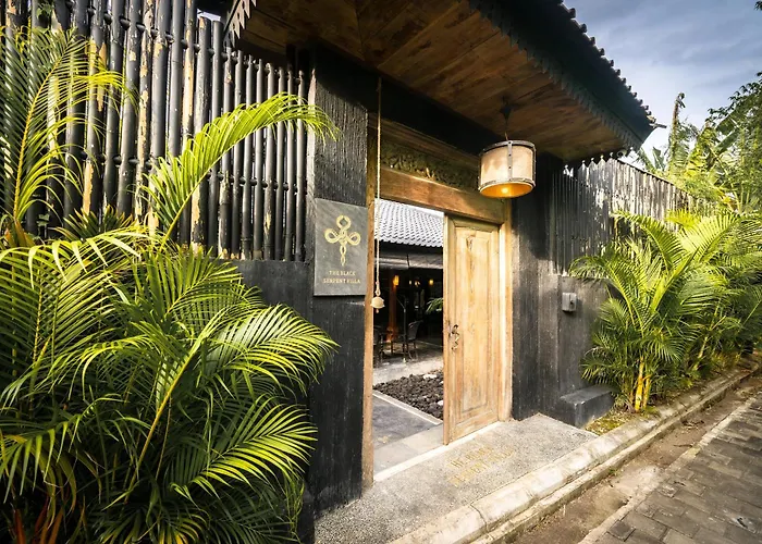 Black Serpent 3br With Jacuzzi In Villa Uluwatu