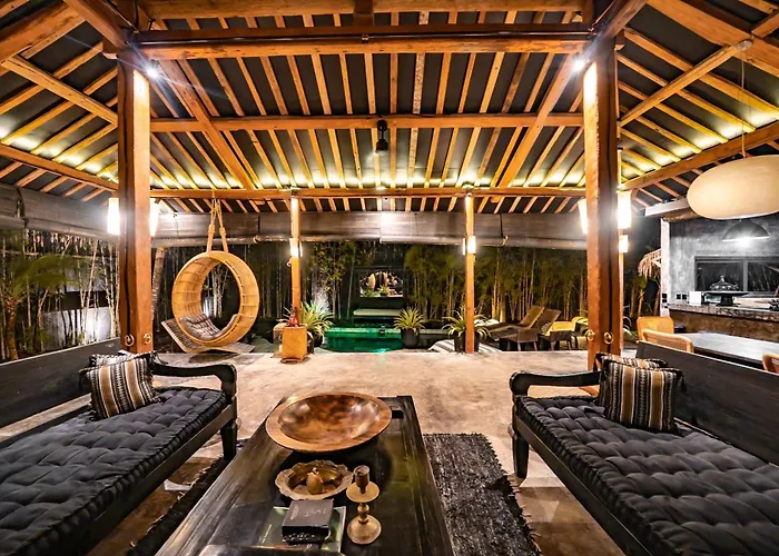 Black Serpent 3br With Jacuzzi In Uluwatu